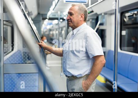 Rentner, 60 Jahre alt, fährt in einem U-Bahn-Auto Stockfoto