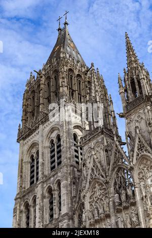 ROUEN, FRANKREICH - 31. AUGUST 2019: Dies ist die Spitze des Saint-Romain-Turms der gotischen Kathedrale, die im 12.. Jahrhundert erbaut wurde. Stockfoto