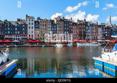 HONFLEUR, FRANKREICH - 1. SEPTEMBER 2019: Hier sehen Sie die alten historischen Häuser entlang des Kais Saint-Catherine. Stockfoto