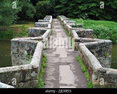 Fußgängerschutzgebiet - Great Haywood Packhorse Bridge Stockfoto