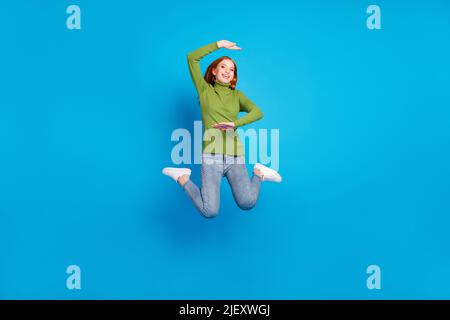 In voller Länge Körpergröße Ansicht der attraktiven fröhlichen Mädchen springen zeigt Größe Maßnahme isoliert über hellen blauen Hintergrund Stockfoto