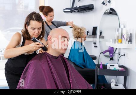 Friseur dabei Styling des Menschen Stockfoto