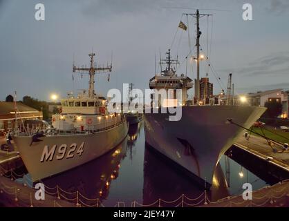 Nachtaufnahme von Schiffen der NATO SNMCMG1, die in der KGV-Schleuse in London festgemacht wurden Stockfoto