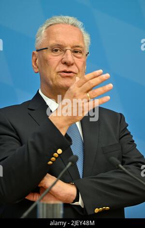 München, Deutschland. 28.. Juni 2022. Der bayerische Innenminister Joachim Herrmann (CSU) spricht auf einer Pressekonferenz über die vorläufige abschließende Bewertung des Polizeieindienstes auf dem Gipfel G7. Kredit: Lennart Preiss/dpa/Alamy Live Nachrichten Stockfoto