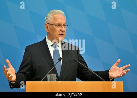 München, Deutschland. 28.. Juni 2022. Der bayerische Innenminister Joachim Herrmann (CSU) spricht auf einer Pressekonferenz über die vorläufige abschließende Bewertung des Polizeieindienstes auf dem Gipfel G7. Kredit: Lennart Preiss/dpa/Alamy Live Nachrichten Stockfoto