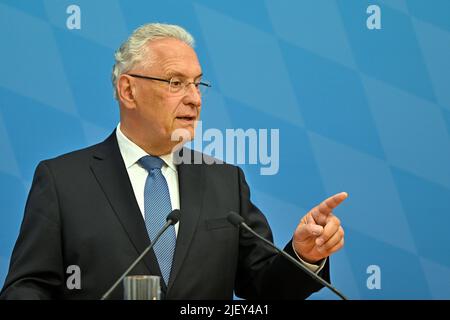 München, Deutschland. 28.. Juni 2022. Der bayerische Innenminister Joachim Herrmann (CSU) spricht auf einer Pressekonferenz über die vorläufige abschließende Bewertung des Polizeieindienstes auf dem Gipfel G7. Kredit: Lennart Preiss/dpa/Alamy Live Nachrichten Stockfoto