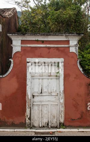 Alte weiße Holztür in verlassenen Bau in der Stadt Ribeirão da Ilha, Brasilien. Stockfoto