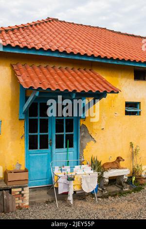 Charakteristisches Haus in der Stadt Ribeirão da Ilha, Brasilien. Stockfoto