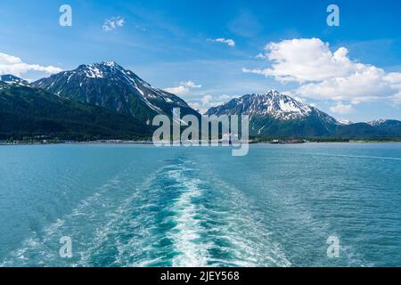 Seward, Alaska - 3. Juni 2022: Celebrity Millennium Cruise Ship im Hafen von Seward in Alaska vom abfahrenden Boot aus gesehen Stockfoto