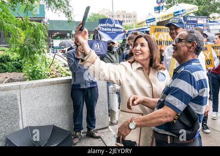 27. Juni 2022, New York, New York, Vereinigte Staaten: Gouverneur Kathy Hochul begrüßt die Wähler während eines Wahlkampfstopps allein mit dem Vizegouverneur Antonio Delgado in Washington Heights. Antonio Delgado ist für den Vizegouverneur-Loneside mit Gouverneur Kathy Hochul, der für die volle Amtszeit als Gouverneur läuft. Sie wurden vom Kongressabgeordneten Adriano Espaillat begleitet. (Bild: © Lev Radin/Pacific Press via ZUMA Press Wire) Stockfoto