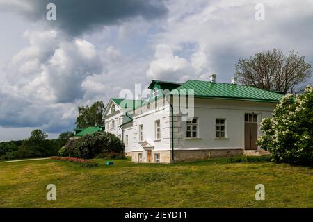Volkonskiy Haus am sonnigen Frühlingstag in Yasnaya Polyana, Russland Stockfoto
