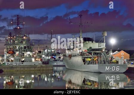 Nachtaufnahme von Schiffen der NATO SNMCMG1, die in der KGV-Schleuse in London festgemacht wurden Stockfoto