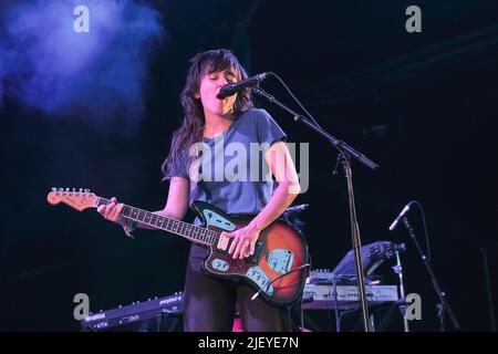 Pilton, Großbritannien. 26.. Juni 2022. Die australische Sängerin, Songwriterin und Gitarristin Courtney Melba Barnett tritt beim Glastonbury Festival live auf der Park Stage auf. Kredit: SOPA Images Limited/Alamy Live Nachrichten Stockfoto