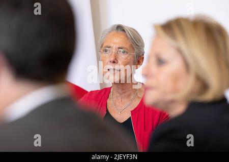 Die französische Premierministerin Elisabeth Borne und die französische Ministerin für Gesundheit und Soziales Brigitte Bourguignon. Die französische Premierministerin Elisabeth Borne während einer Visio-Konferenz zur gesundheitlichen Lage von Covid 19. Paris, Frankreich, am 28. Juni 2022. Foto von Jacques Witt/Pool/ABACAPRESS.COM Stockfoto