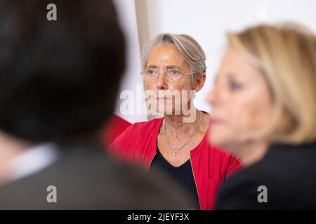Die Französische Premierministerin Elisabeth Borne. Die französische Premierministerin Elisabeth Borne während einer Visio-Konferenz zur gesundheitlichen Lage von Covid 19. Paris, Frankreich, am 28. Juni 2022. Foto von Jacques Witt/Pool/ABACAPRESS.COM Stockfoto