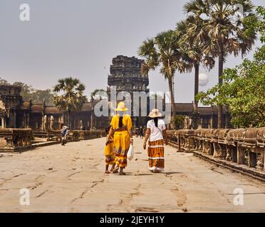 Touristen besuchen die berühmten Tempel von Angkor Wat, Kambodscha Stockfoto