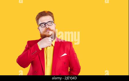 Fetter bärtiger Mann in roter Jacke und Brille denkt und schaut weg auf den Kopierraum Stockfoto