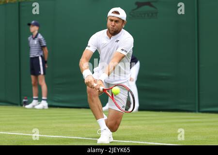 28.. Juni 2022, All England Lawn Tennis and Croquet Club, London, England; Wimbledon Tennisturnier; Radu Albot spielt eine Rückhand gegen David Goffin Stockfoto