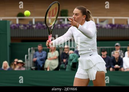 28.. Juni 2022, All England Lawn Tennis and Croquet Club, London, England; Wimbledon Tennisturnier; Marta Kostyuk spielt einen Volley gegen Katie Swan Stockfoto