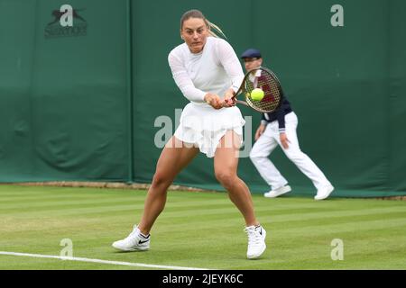 28.. Juni 2022, All England Lawn Tennis and Croquet Club, London, England; Wimbledon Tennisturnier; Marta Kostyuk spielt eine Rückhand gegen Katie Swan Stockfoto