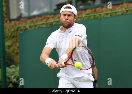 28.. Juni 2022, All England Lawn Tennis and Croquet Club, London, England; Wimbledon Tennisturnier; Radu Albot spielt eine Rückhand gegen David Goffin Stockfoto