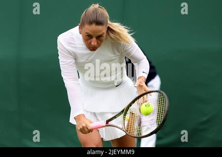 28.. Juni 2022, All England Lawn Tennis and Croquet Club, London, England; Wimbledon Tennisturnier; Marta Kostyuk spielt eine Rückhand gegen Katie Swan Stockfoto