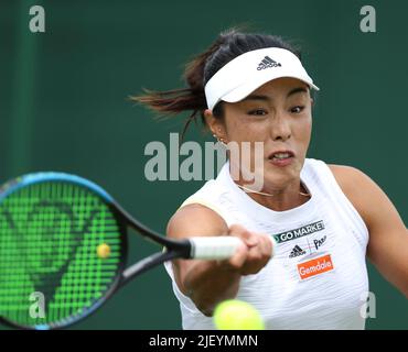 London, Großbritannien. 28.. Juni 2022. Wang Qiang aus China gibt einen Schuss während der ersten Runde der Frauen gegen Belinda Bencic aus der Schweiz bei der Wimbledon Tennis Championship in London, Großbritannien, am 28. Juni 2022 zurück. Quelle: Han Yan/Xinhua/Alamy Live News Stockfoto