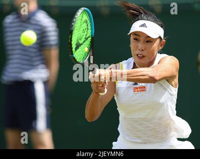 London, Großbritannien. 28.. Juni 2022. Wang Qiang aus China gibt einen Schuss während der ersten Runde der Frauen gegen Belinda Bencic aus der Schweiz bei der Wimbledon Tennis Championship in London, Großbritannien, am 28. Juni 2022 zurück. Quelle: Han Yan/Xinhua/Alamy Live News Stockfoto