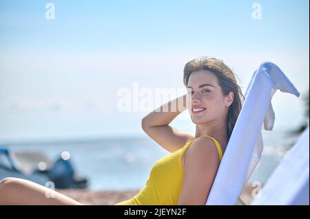 Ich war erfreut über die wunderschöne Dame, die sich auf dem Liegestuhl sonnte Stockfoto