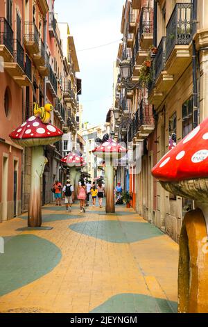 Alicante, Spanien - 26. Juni 2022: Die berühmte 'Mushroom Street' in Alicante Stadt im Sommer Stockfoto