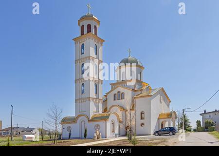 Belgrad, Serbien - 13. April 2022: Matthäus der Apostel Serbisch-orthodoxe Kirche in Surcin Sonnentag. Stockfoto