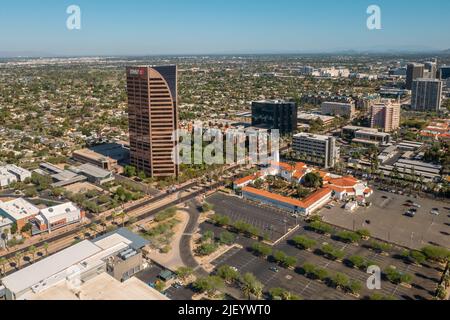 Luftaufnahme des BMO Tower und der Central United Methodist Church in Phoenix, Arizona, USA. Stockfoto