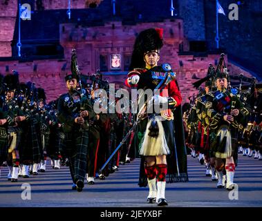Royal Military Tattoo 2019 mit traditionellen Massed Pipes und Drums Marching Band spielen Dudelsäcke in schottischer Militäruniform mit Kilts, Edinburgh Stockfoto