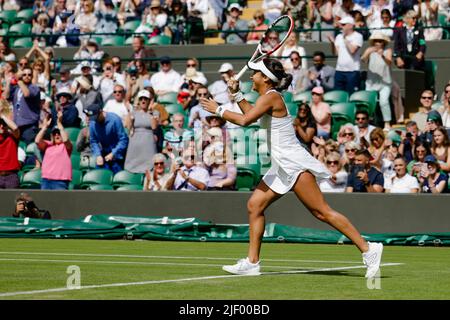 London, Großbritannien, 28.. Juni 2022: Heather Watson aus Großbritannien feiert nach ihrem 1.-Runden-Sieg während der Wimbledon Tennis Championships 2022 im All England Lawn Tennis and Croquet Club in London. Kredit: Frank Molter/Alamy Live Nachrichten Stockfoto