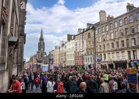 Edinburgh, Schottland - 14. August 2018: Die Royal Mile, voll von Touristen, ist eine Hauptattraktion für Besucher. Stockfoto