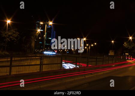 Der mittlere Ring in München bei Nacht in Langzeitbelichtung Stockfoto