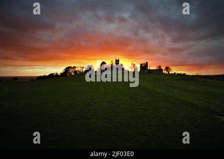 Ein atemberaubender Sonnenuntergang über der Slane Abbey, Slane, County Meath, Irland Stockfoto