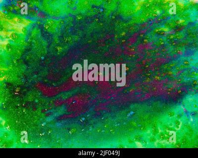 Horizontales Bild mit einer farbenfrohen Textur aus Acryl und Aquarellfarbe mit Glitzer und einem lebendigen und glitzernden Effekt Stockfoto