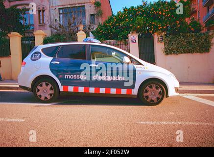 Typisches Polizeiauto der Straßen von Barcelona: Seat Altea XL Stockfoto