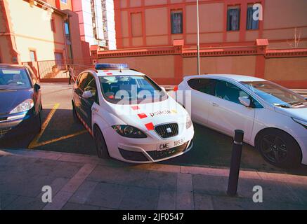 Typisches Polizeiauto der Straßen von Barcelona: Seat Altea XL Stockfoto