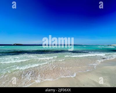 Eine sanfte blaue Meereswelle am Strand Stockfoto