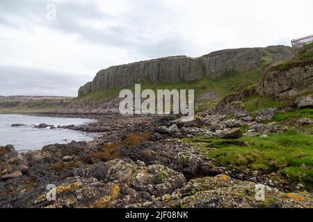 Der Doon Hill am Drumadoon Point in der Nähe von Blackwaterfoot, Isle of Arran, Schottland. Stockfoto