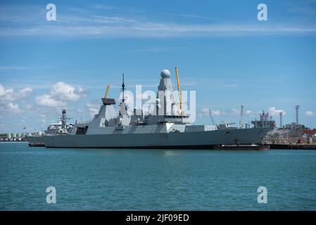 HMS Defender ein Zerstörer der britischen Royal Navy vom Typ 45 dockte im englischen Marinestützpunkt Portsmouth an. Stockfoto