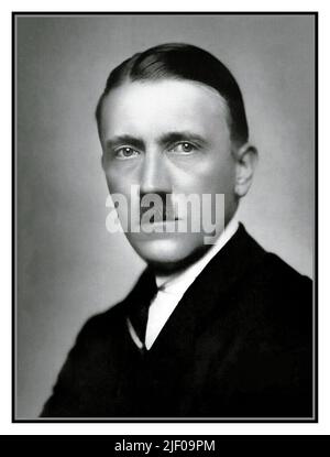 ADOLF HITLER FORMELL STUDIOPORTRAIT 1920 s s s&W Studio posed Porträtfoto von Heinrich Hoffmann von jungen politisch aktiven Nazi Adolf Hitler Stockfoto