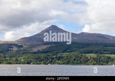 Der corbett Goatfell auf der Isle of Arran von der Fähre aus gesehen, die Brodick Harbour, Schottland verlässt Stockfoto