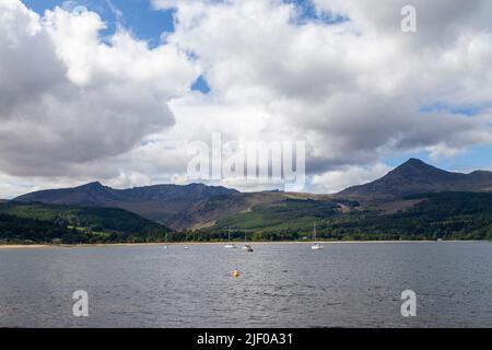 Beinn nuis & The corbett Goatfell auf der Isle of Arran von der Fähre aus gesehen, die Brodick Harbour, Schottland verlässt Stockfoto