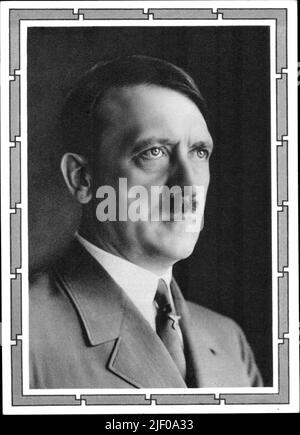 Adolf HITLER 1930er Jahre offizielles Studio Hoffmann Portrait in original Hakenkreuzmotivrahmen-Overlay des Propagandabilds von Führer Adolf Hitler in Nazi-Deutschland für Poster und Postkarten Stockfoto