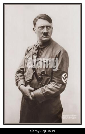 Adolf Hitler 1934 als 'der Reichskanzler' in der Sturmabteilung SA Uniform (die braunen Hemden) mit Nazi-Hakenkreuz-Armbinde Nazi-Deutschland 1930s. Führer und Reichskanzler (Führer und Kanzler des Reiches). Die Sturmabteilung (SA) war der ursprüngliche paramilitärische Flügel der NSDAP und wurde zur NSDAP Stockfoto