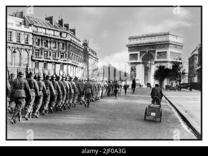 PARIS NAZI-DEUTSCHLAND-BESETZUNG WW2 am 14. Juni 1940 marschieren Truppen der Nazi-Wehrmacht kampflos nach Paris. Sie wurde von der französischen Regierung zur offenen Stadt erklärt, um ihre Zerstörung zu vermeiden. Triumphbogen im Hintergrund Paris Frankreich. Zweiter Weltkrieg Stockfoto