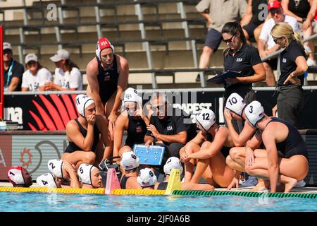 BUDAPEST, UNGARN - 28. JUNI: Cheftrainer Adam Krikorian aus den Vereinigten Staaten, Ashleigh Johnson aus den Vereinigten Staaten, Maddie Musselman aus den Vereinigten Staaten, Tara Prentice aus den Vereinigten Staaten, Rachel Fattal aus den Vereinigten Staaten, Ava Elizabeth Johnson aus den Vereinigten Staaten, Margaret Steffens aus den Vereinigten Staaten, Stephania Haralabidis aus den Vereinigten Staaten, Ryann Neuschul aus den Vereinigten Staaten, Denise Mammolito aus den Vereinigten Staaten, Kaleigh Gilchrist aus den Vereinigten Staaten, Bayley Weber aus den Vereinigten Staaten, Jordan Raney aus den Vereinigten Staaten und Amanda Longan aus den Vereinigten Staaten während der FINA World Championships Budapest 2022 Quarter Final Match USA V Sp Stockfoto